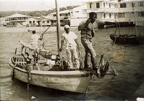 Hombres en balsa de pesca