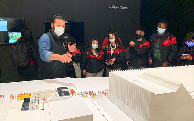 Visitantes a la exposición Huellas de desaparición