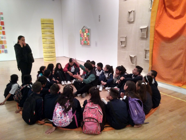 Estudiantes sordos de Colegio Pablo de Tarso participan de su primera visita a los Museos del Banco de la República